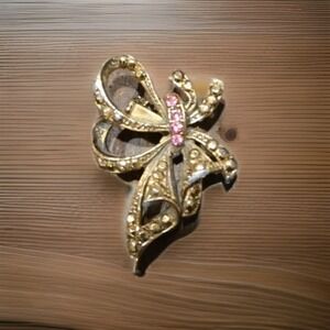 Vintage Gold Tone Rhinestone Ribbon Brooch Pin. Dazzling - excellent condition.